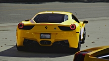 Желтый Ferrari 458 Italia сворачивает на автостраду